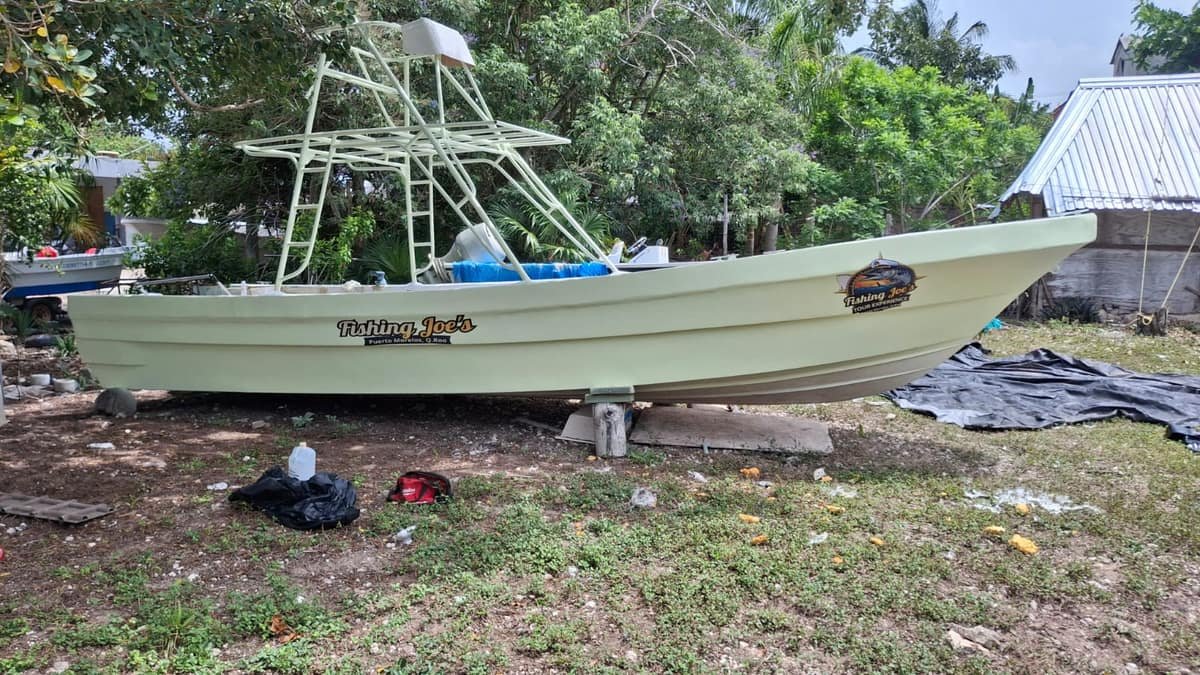 Rotulación de lancha turística para Fishing Joe's Tour Experience en Puerto Morelos